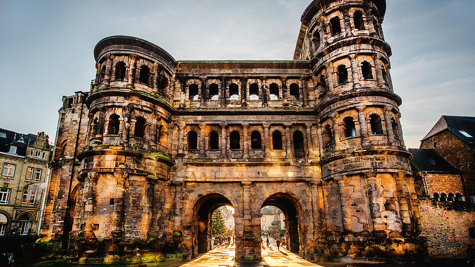 Immer ein gern genommenes Fotomotiv ist die Porta Nigra in Trier.