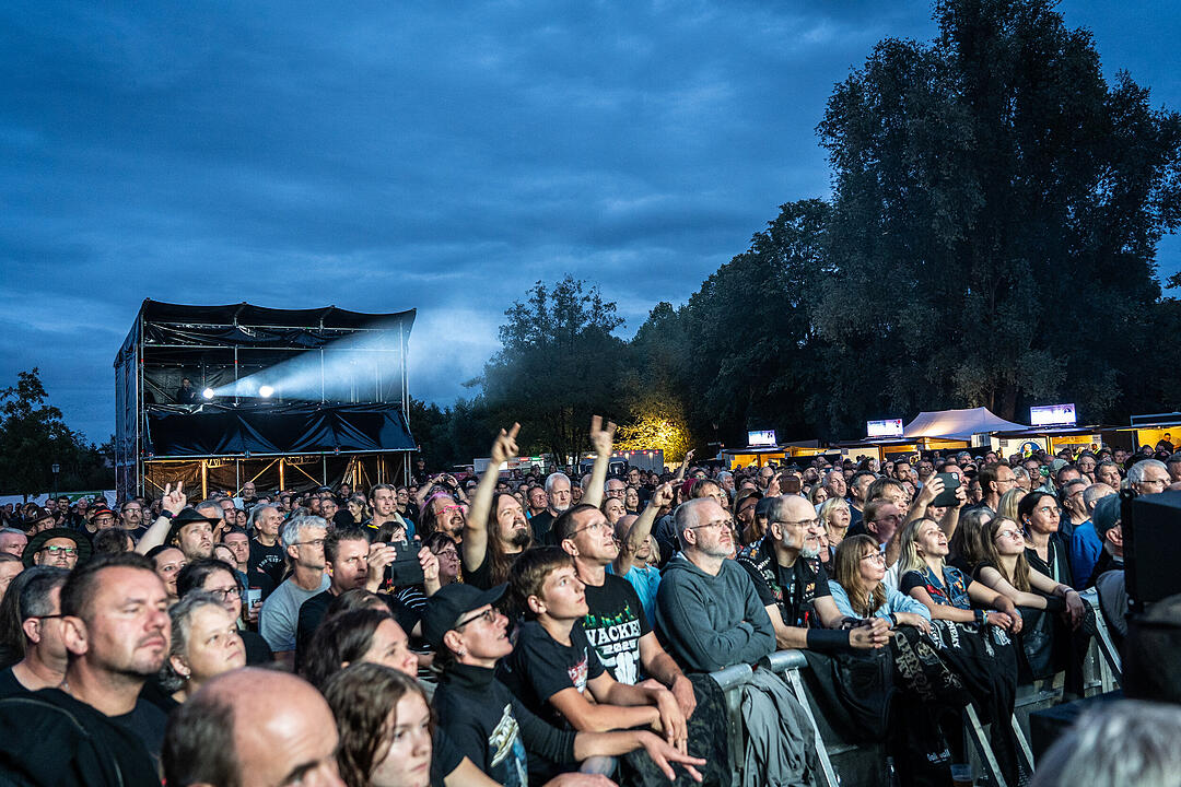 An die 2000 Besucher feierten die Rockmusik!
