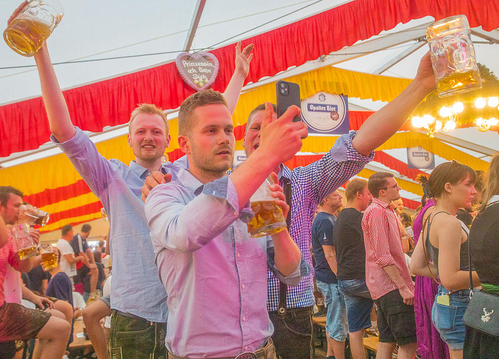 Musik im Festzelt gab es mit der Band "KLOSTERGOLD"