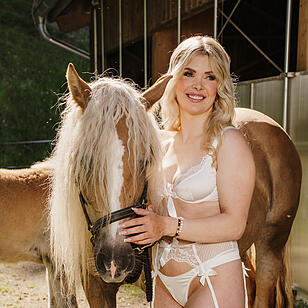 "Bauer sucht Frau"-Kandidatin Carolin zeigt sich freizügig in Dessous - Bilderstrecke