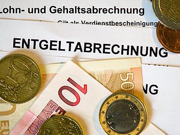 Verdienen die Kollegen besser? Ab dem 6. Januar haben Arbeitnehmer das Recht, eine Antwort auf diese Frage zu bekommen. Doch das gilt nicht immer. Foto: Arno Burgi/dpa-Zentralbild/dpa