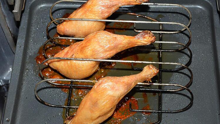 Die Schenkel müssen gut durchgebraten werden, damit Keime abgetötet werden.