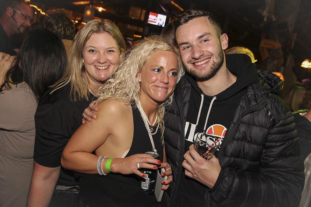 Beste Partystimmung bei voller Hütte.