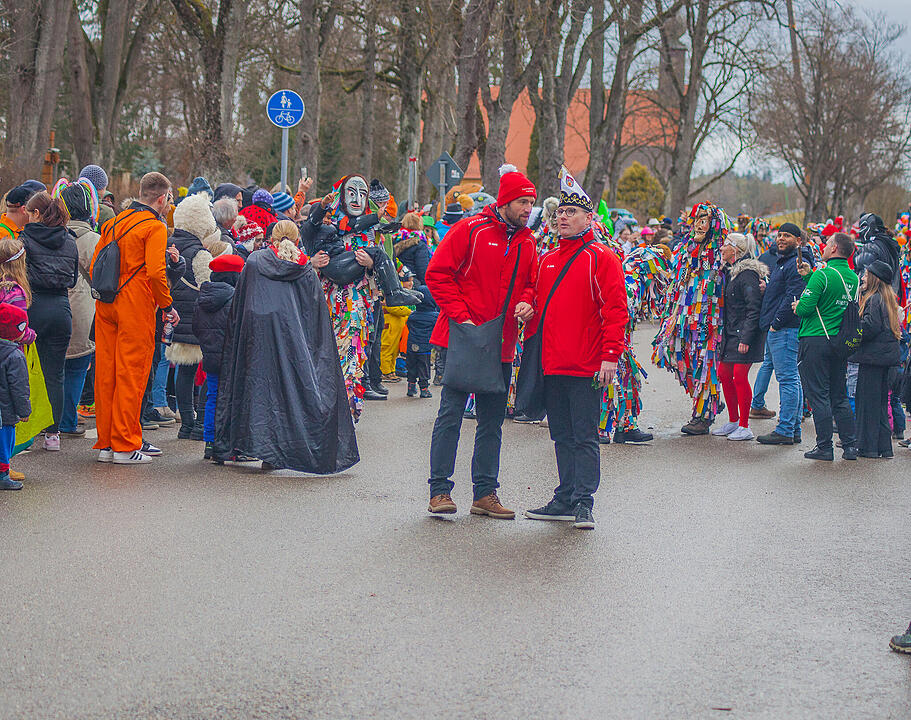 Tausende Narren und Närrinnen feierten auf der Straße