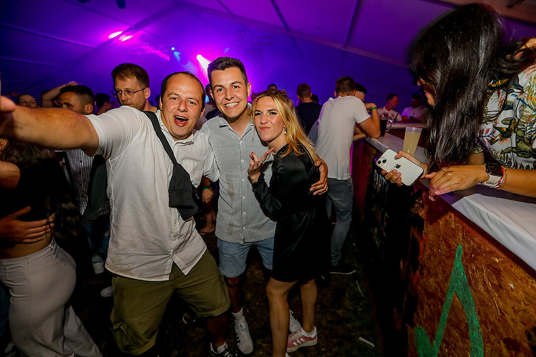 Partyzeltdorf mit 5 Areas!