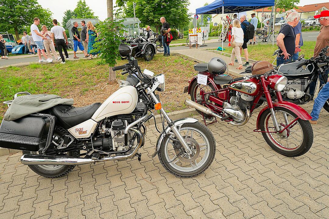 Autos, Motorräder, Mopeds und Traktoren gab es zu bewundern.