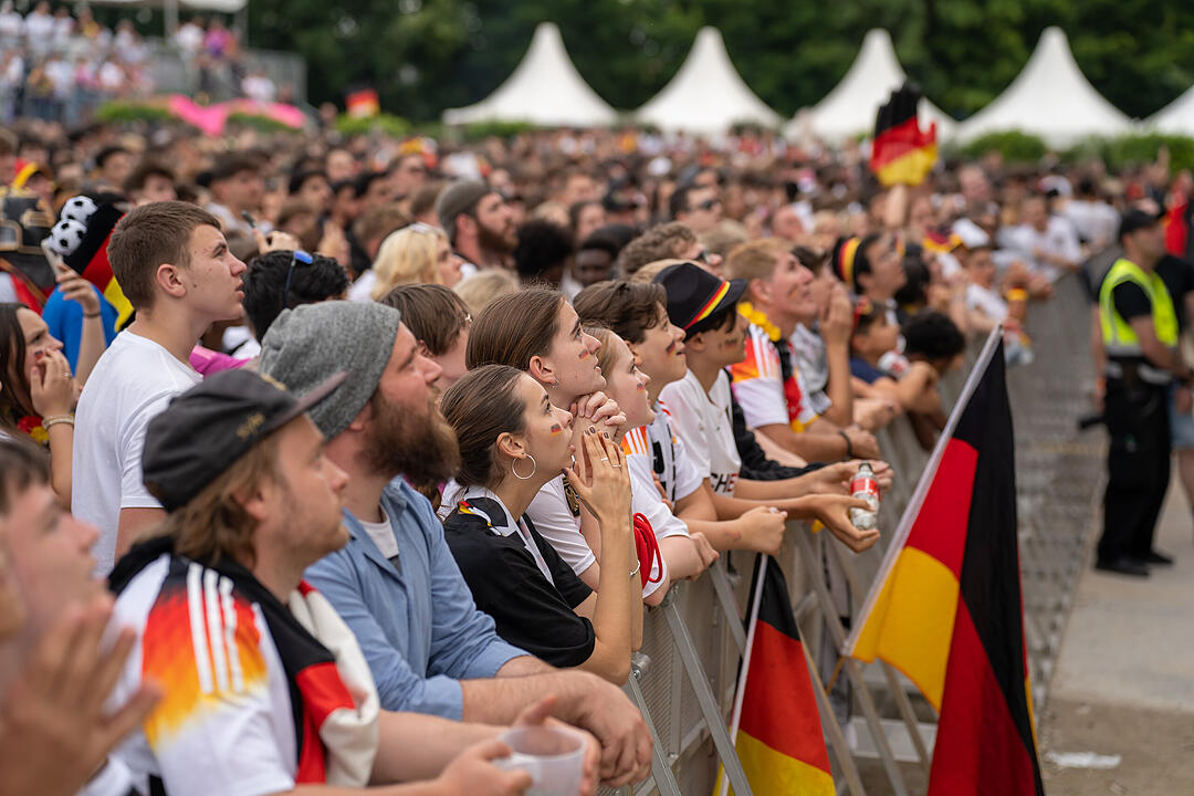 Fans schauen das EM-Viertelfinale zwischen Duetschland und Spanien in Nürnberg