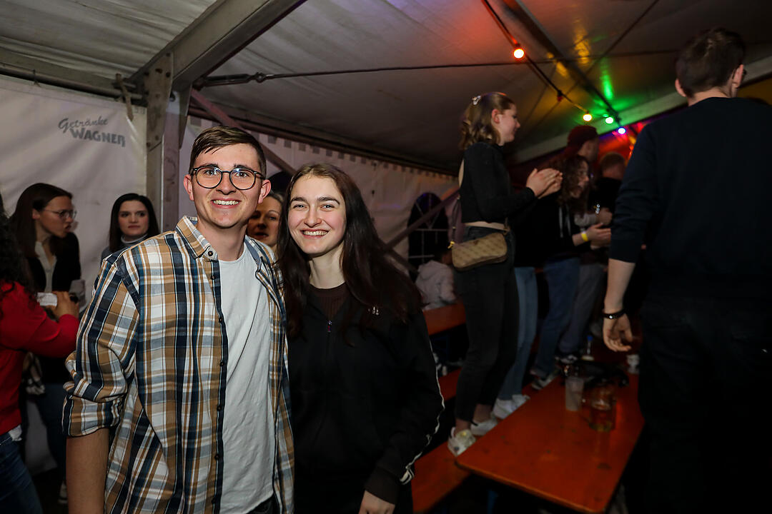 Beste Stimmung beim traditionsreichen Zeltweinfest an der Mainschleife!