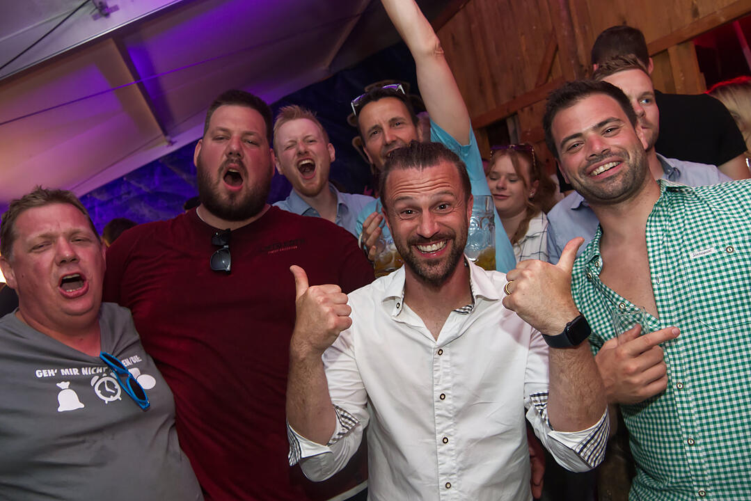 Musik im Festzelt gab es mit der Band "KLOSTERGOLD"