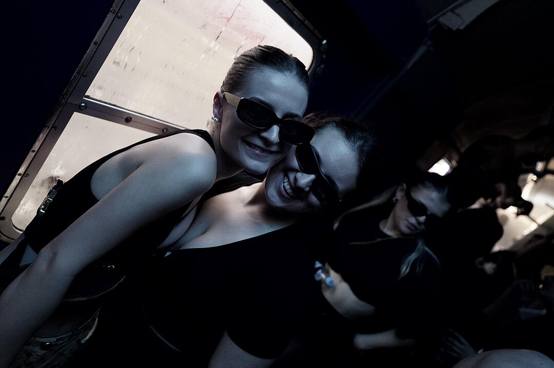 Party im Zug - Raver*innen tanzen zu Techno-Beats