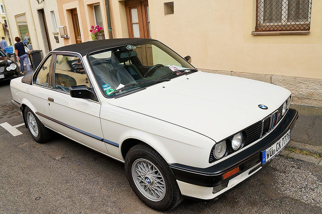 Historische Automobile und Motorräder
