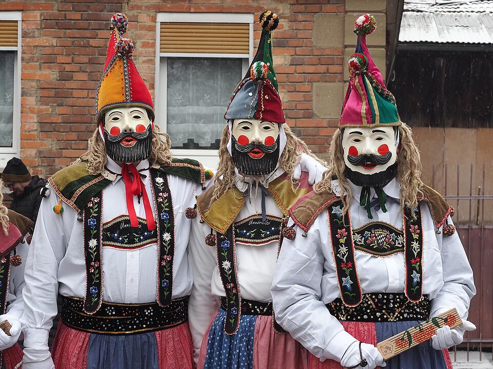 Tausende Besucher beim traditionellen Maskenumzug