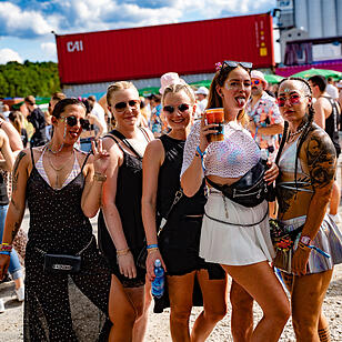 Einmalige Festivalwelt zwischen Stahl und Container.