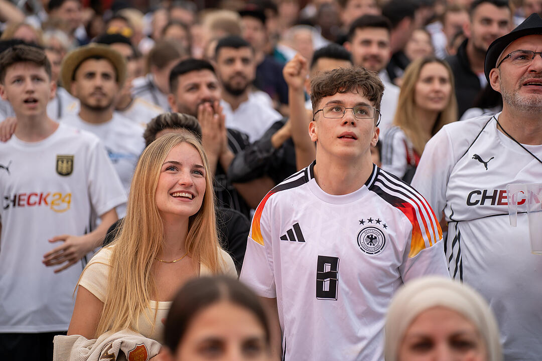Fans schauen das EM-Viertelfinale zwischen Duetschland und Spanien in Nürnberg