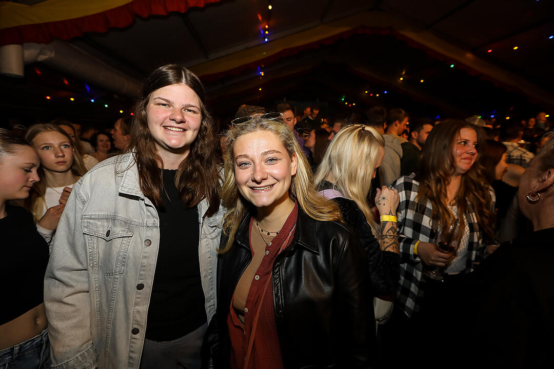 Beste Stimmung beim traditionsreichen Zeltweinfest an der Mainschleife!