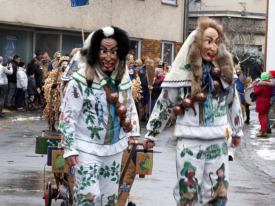 Tausende Besucher beim traditionellen Maskenumzug