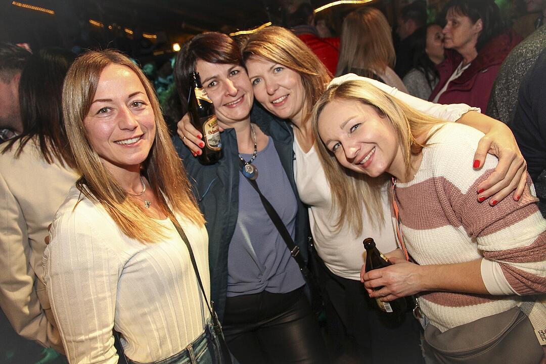 Beste Partystimmung bei voller Hütte.