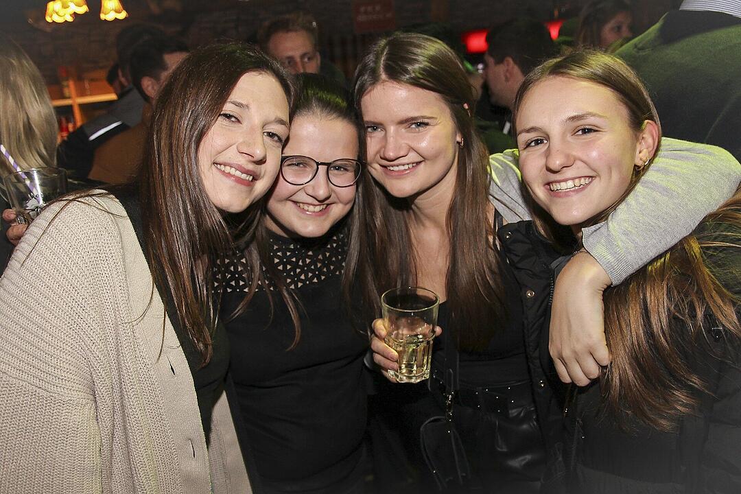 Beste Partystimmung bei voller Hütte.