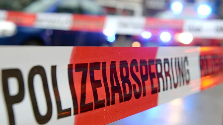 Eine 55-jährige Frau wird in Berlin bei einem mutmaßlichen "Sex-Date" zu Tode gefoltert. Die Polizei konnte die Täter kurz vor der Flucht fassen. Foto: Patrick Seeger/dpa