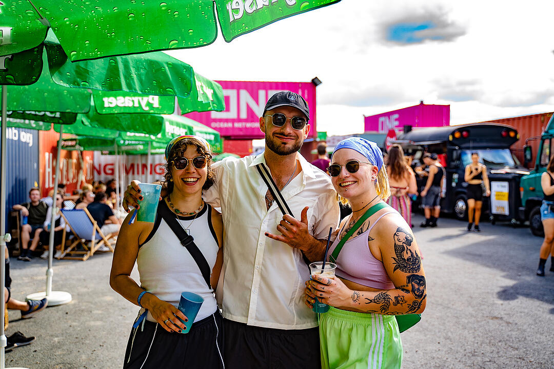 Einmalige Festivalwelt zwischen Stahl und Container.