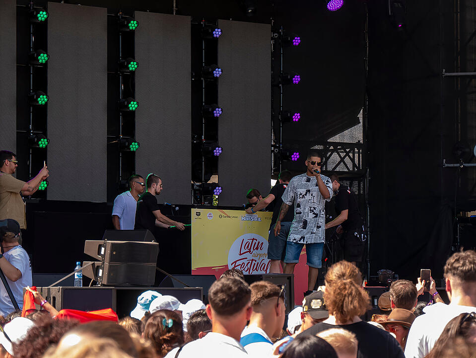Mit internationalen und nationalen Live-Acts!