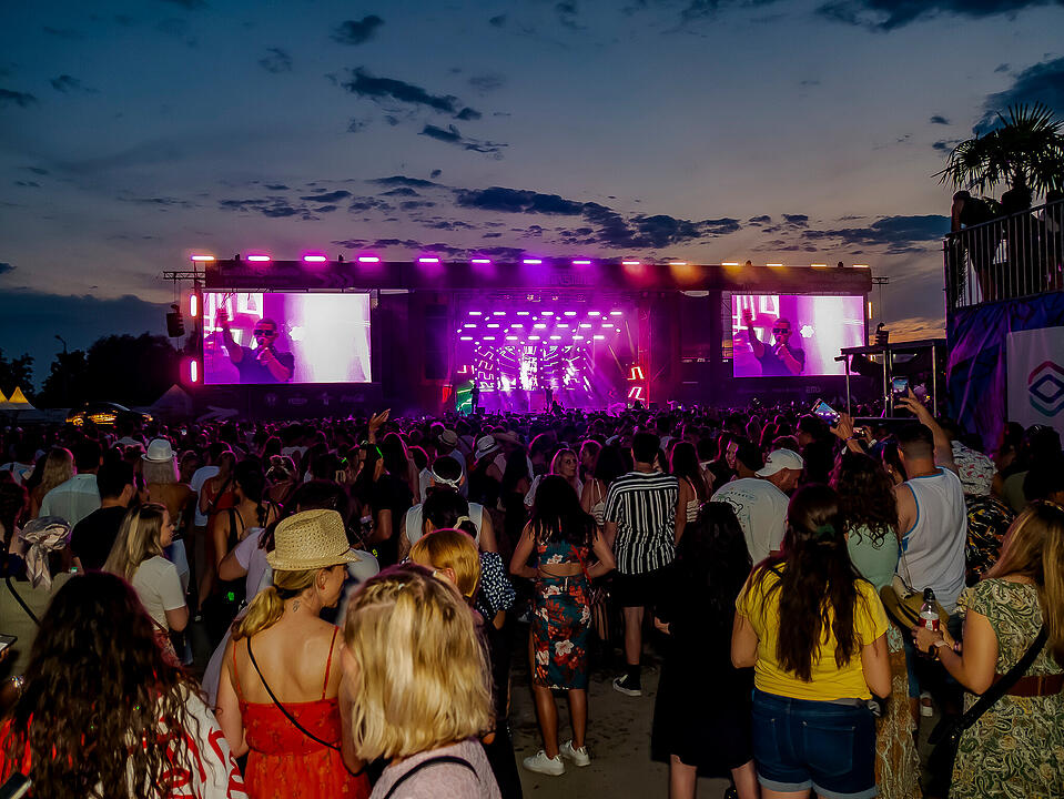 Mit internationalen und nationalen Live-Acts!