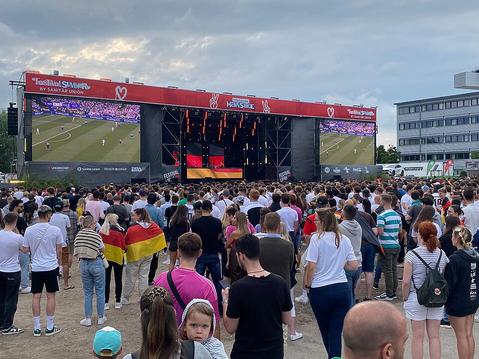 Deutschland steht im Achtelfinale und Nürnberger Fans feiern ausgelassen