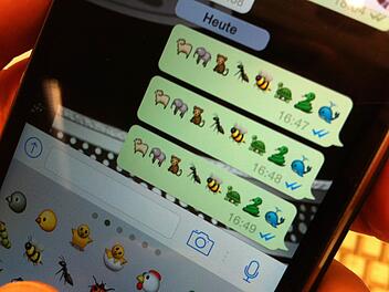 WhatsApp verbessert mit seinem neuen Update die Gruppenfunktionen deutich. Symbolbild: Silke Katenkamp/dpa