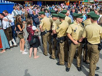 Polizisten sichern auf dem Münchner Oktoberfest eine Kreuzung.  Foto: Müller/dpa-Archiv