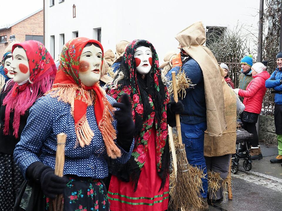 Tausende Besucher beim traditionellen Maskenumzug