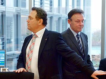 Der damalige Geschäftsführer der SPD-Bundestagsfraktion, Thomas Oppermann (r) und der damalige amtierende Bundesinnenminister Hans-Peter Friedrich (CSU) nehmen am 07.11.2013 im Paul-Löbe-Haus in Berlin an den Koalitionsverhandlungen zum Thema Inneres und Justiz teil. SPD-Fraktionschef Oppermann lehnt persönliche Konsequenzen aus der Edathy-Affäre ab und will sich um eine Rückkehr zu einer vertrauensvollen Zusammenarbeit mit der Union bemühen. Foto: Rainer Jensen/dpa