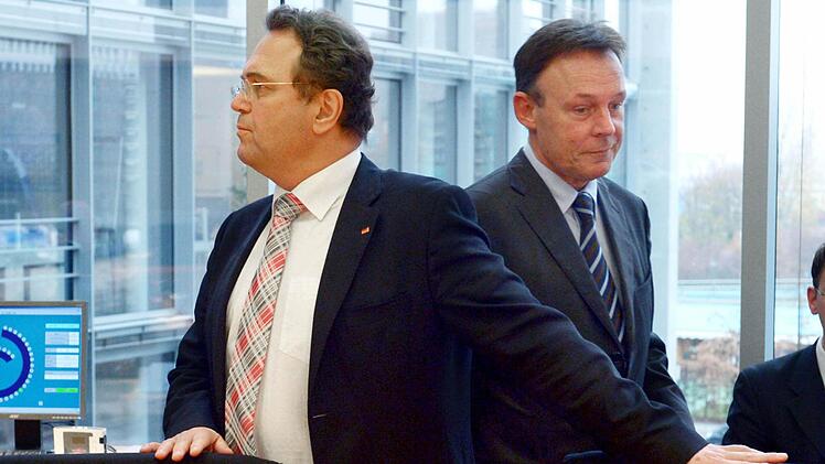 Der damalige Geschäftsführer der SPD-Bundestagsfraktion, Thomas Oppermann (r) und der damalige amtierende Bundesinnenminister Hans-Peter Friedrich (CSU) nehmen am 07.11.2013 im Paul-Löbe-Haus in Berlin an den Koalitionsverhandlungen zum Thema Inneres und Justiz teil. SPD-Fraktionschef Oppermann lehnt persönliche Konsequenzen aus der Edathy-Affäre ab und will sich um eine Rückkehr zu einer vertrauensvollen Zusammenarbeit mit der Union bemühen. Foto: Rainer Jensen/dpa