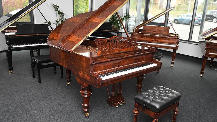Hans Thomann kauft alte Steinway-Flügel und lässt sie reparieren. In einem Showroom sollen sie demnächst verkauft werden. Foto: Ronald Rinklef