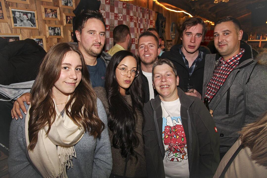 Beste Partystimmung bei voller Hütte.