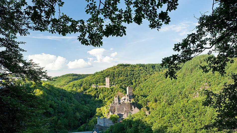 Die Niederburg und die Oberburg bei Manderscheid sind einen Besuch wert.