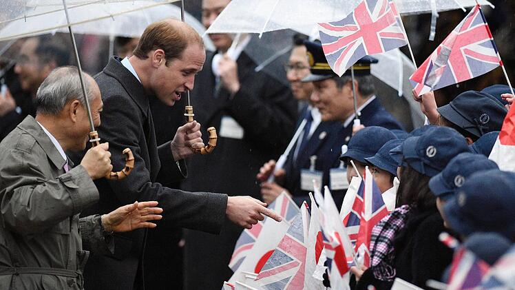 Prinz William wird von Schülern bei seiner Ankunft in Tokio begrüßt - Fotos von einer Teezeremonie liegen uns leider nicht vor. Foto: Franck Robichon,dpa