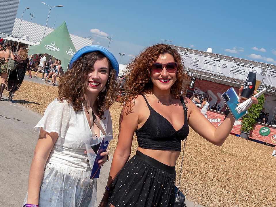 Mit internationalen und nationalen Live-Acts!