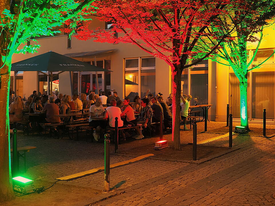 Das Weinfest zieht tausende Besucher an.