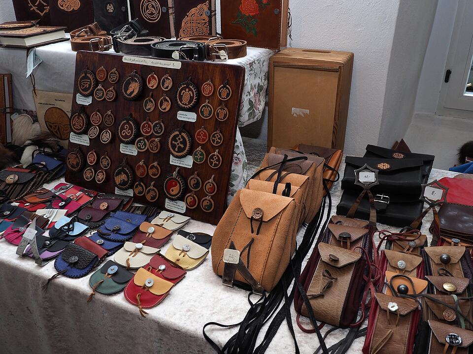 Kunsthandwerker und Regionalerzeuger präsentieren ihre Waren und Künste.