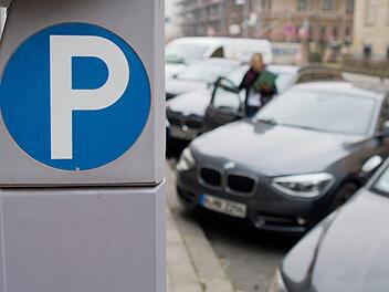 Eine Studie zeigt: Deutsche verbringen im Schnitt 41 Stunden mit der Suche nach einem Parkplatz. Außerdem sind wir eine Nation von Parksündern. Foto: Julian Stratenschulte/dpa