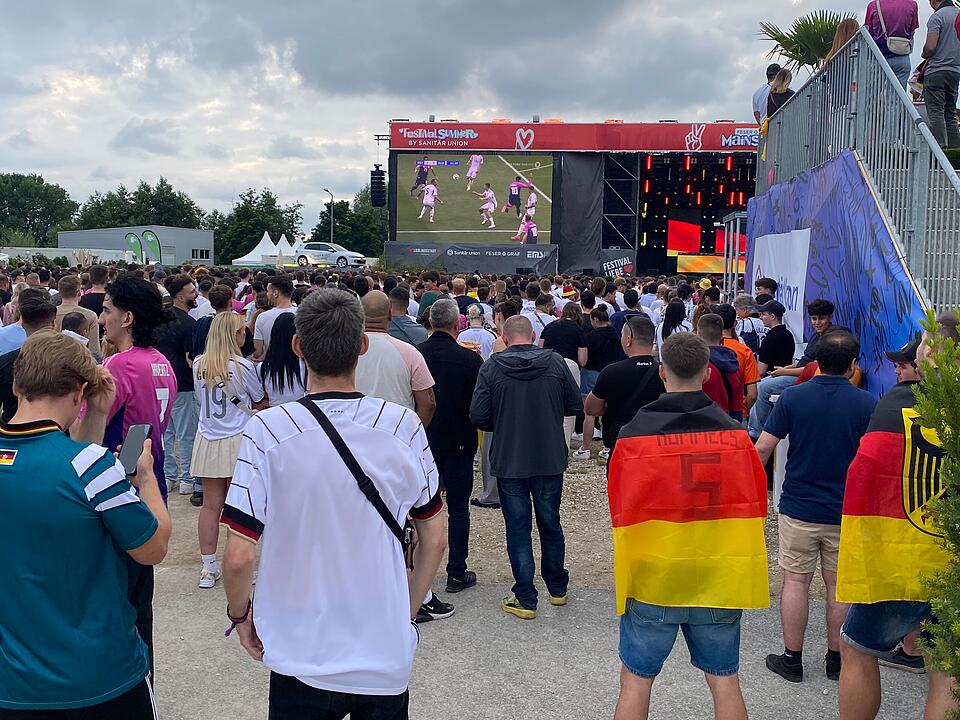 Deutschland steht im Achtelfinale und Nürnberger Fans feiern ausgelassen