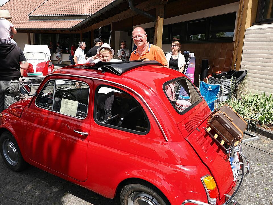 Oldtimer, US Cars, Traktoren und Motorräder.