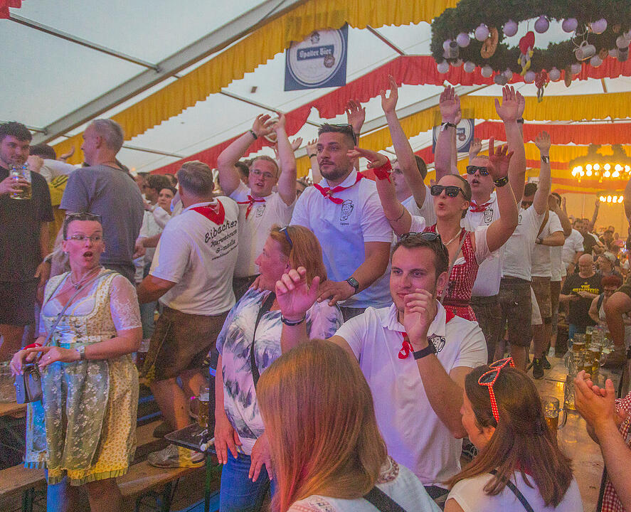 Musik im Festzelt gab es mit der Band "KLOSTERGOLD"