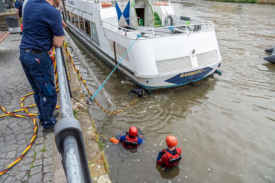 Wasser in Schiff "Stadt Bamberg" stellt Einsatzkräfte vor Rätsel - Ursache gefunden
