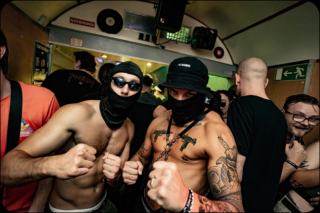 Hard Techno und Trance in drei verschiedenen Party-Waggons!