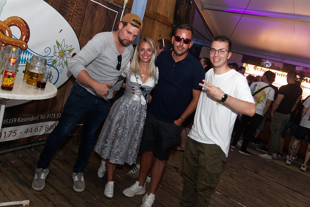 Musik im Festzelt gab es mit der Band "KLOSTERGOLD"