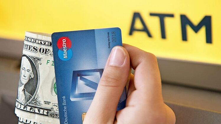 Cash und Karte: Mit dieser Kombination kommen Reisende im Ausland am besten zurecht. Foto: Inga Kjer/dpa/Archiv