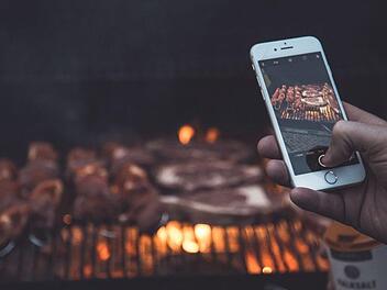 In Berlin-Friedrichshain feierten 150 Menschen in einem öffentlichen Park eine Grillparty. Dafür grillten die zwölf ganze Schafe an Drehspießen. Diese wurden mit Autobatterien betrieben. Foto: pixabay.com / Stocksnap