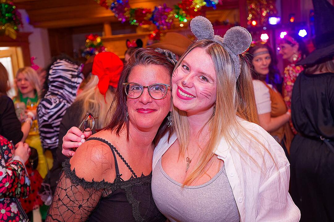 Drei Männerballetts, Musik von DJ Asti und vieles mehr gab es beim Weiberfasching!