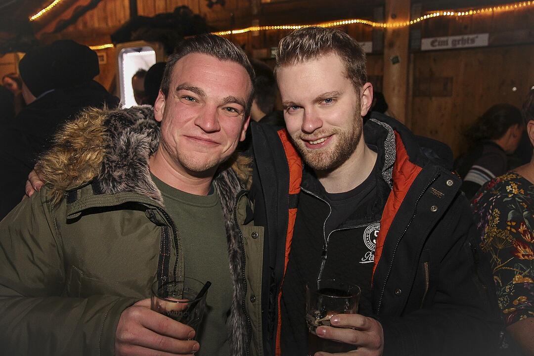 Beste Partystimmung bei voller Hütte.